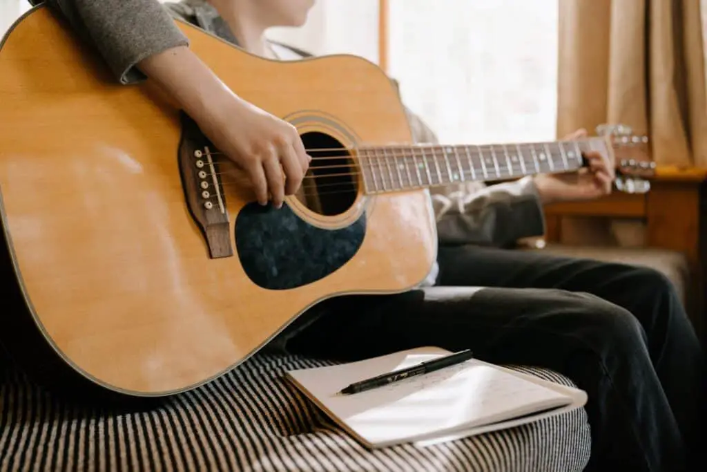 Basic Features Of A Flat-Top Guitar