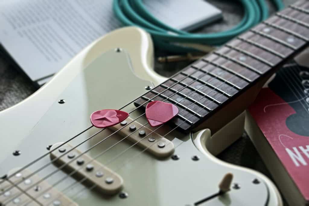 what-can-i-use-as-a-guitar-pick-everyday-objects-instrumentguys