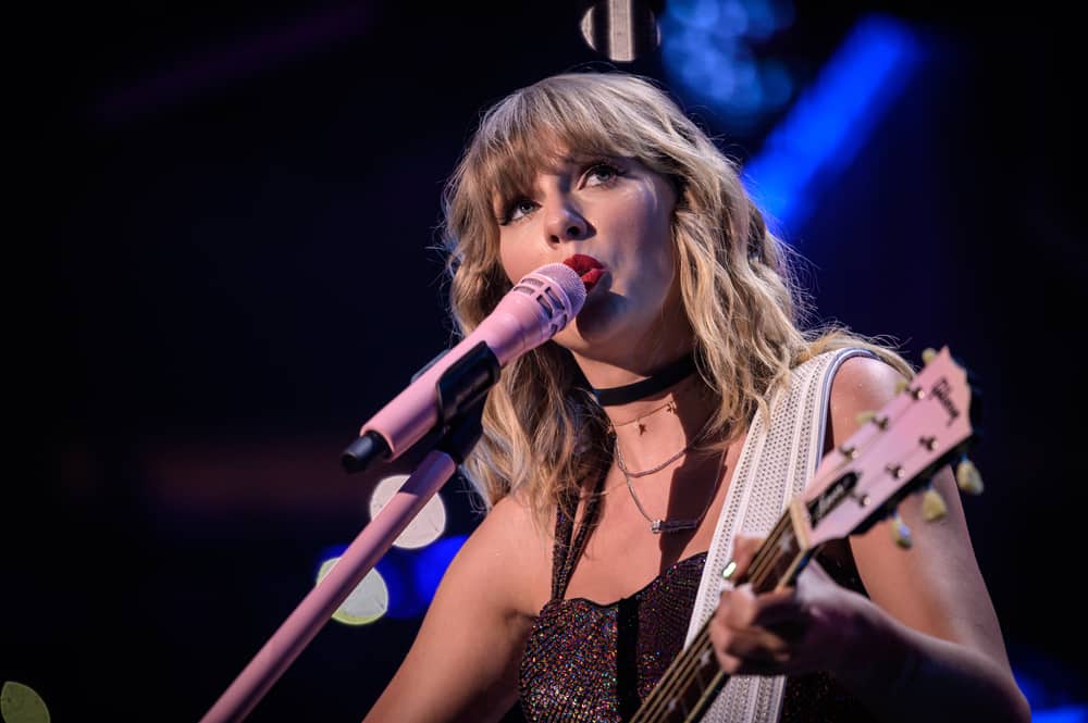 What Type Of Guitar Does Taylor Swift Play?