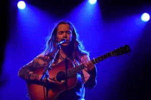 What Kind Of Guitar Does Billy Strings Play?
